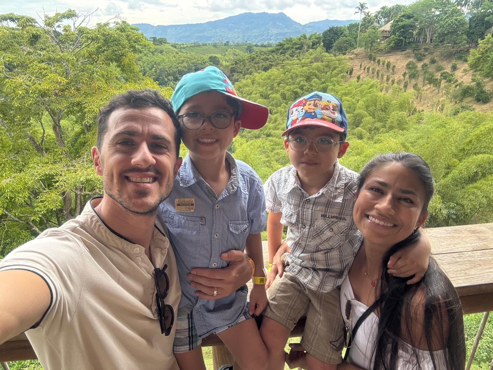 Lupo y su familia en un mirador del Quindío, Colombia